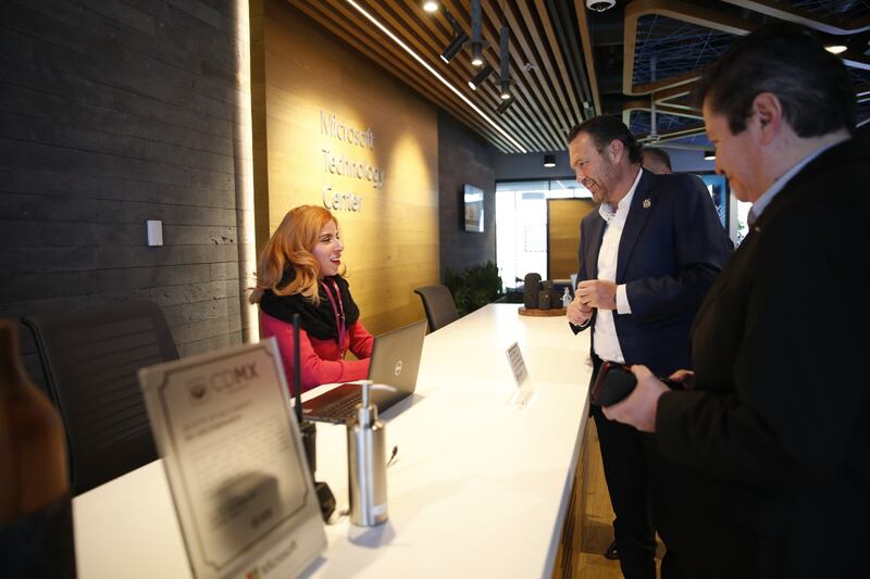 Mauricio Kuri visita oficinas de Microsoft México