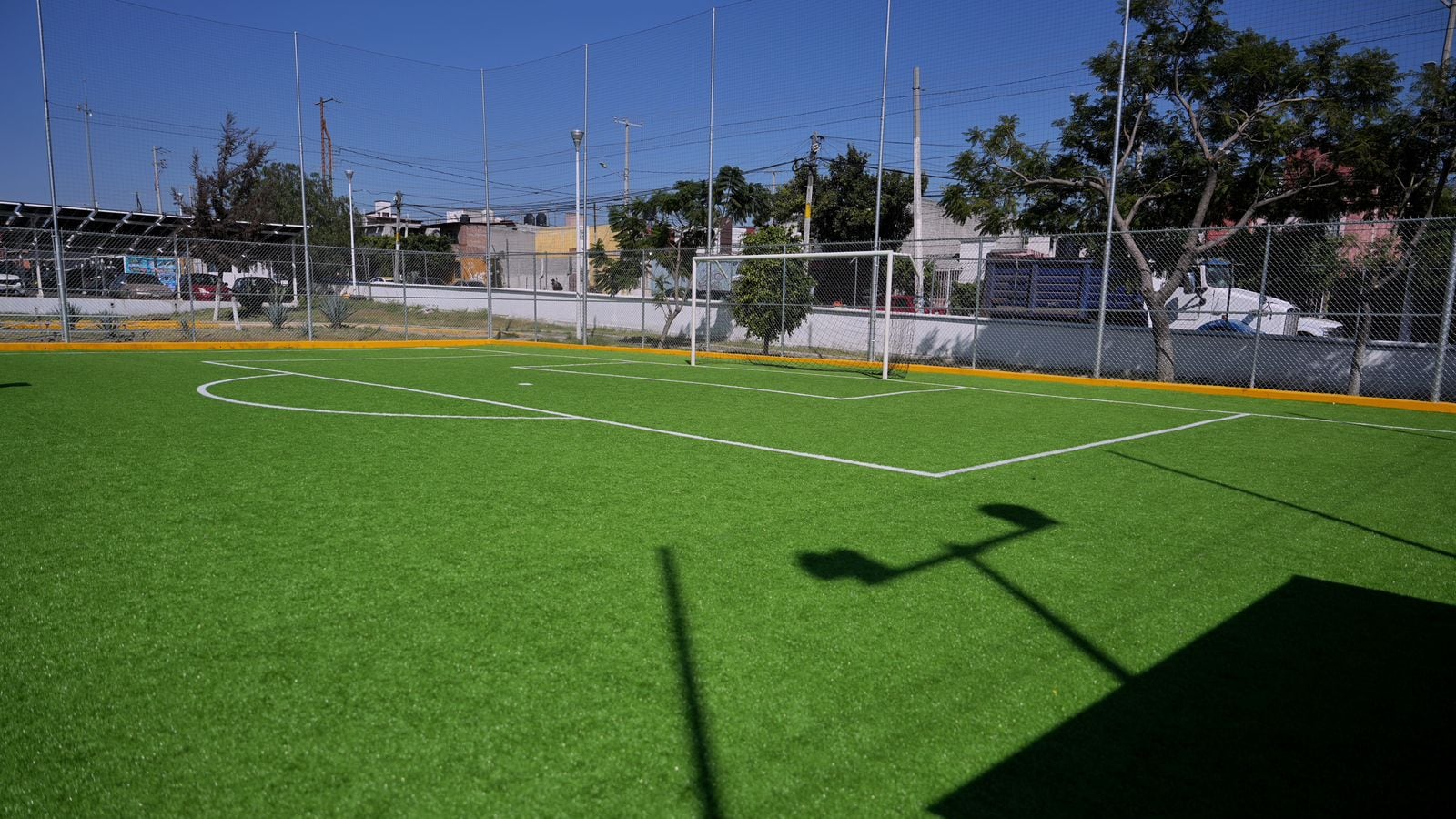 Rehabilitan cancha de futbol en la Unidad Deportiva Belén