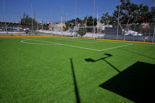 Rehabilitan cancha de futbol en la Unidad Deportiva Belén