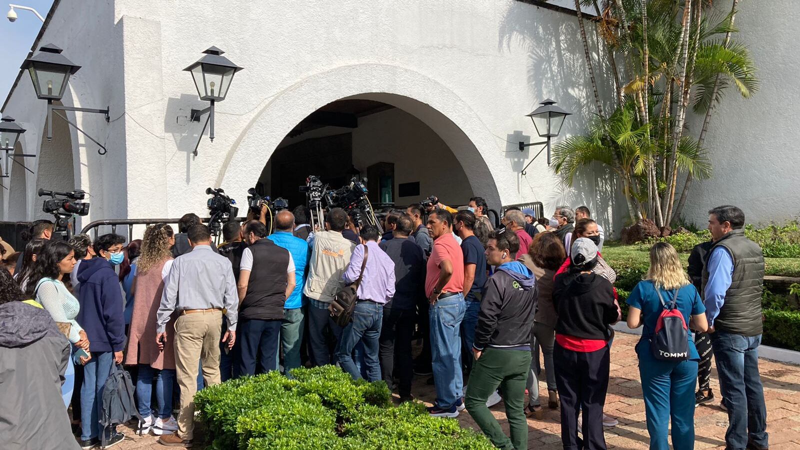 Esta mañana se realizó una manifestación a las puertas de Casa Jalisco donde el mismo gobernador se comprometió a ayudar a los afectados.