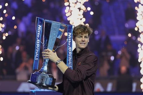 Jannik Sinner vence a Carlos Alcaraz y se convierte en bicampeón de las ATP Finals