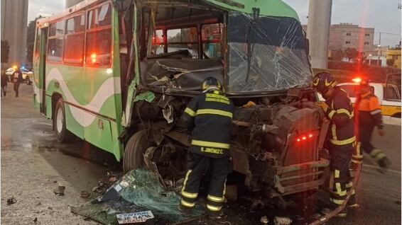 .Un microbús quedó destrozado de la parte delantera tras chocar con una pipa en Ermita Iztapalapa.