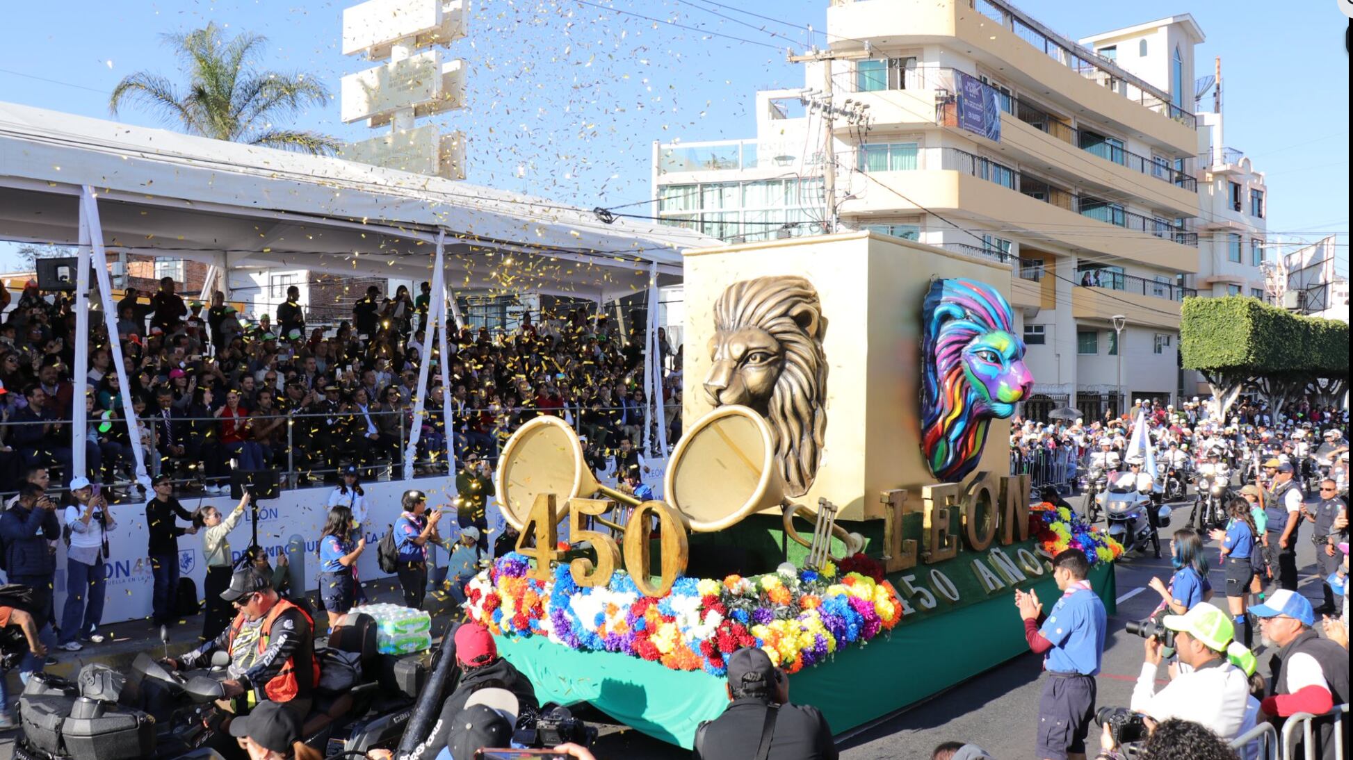 León celebra 450 años con desfile histórico ante más de 70 mil personas
