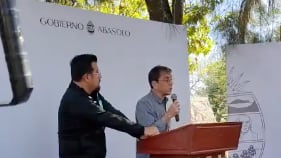 Improvisa un discurso.