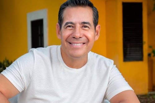 Yordi Rosado se mete a la cocina para preparar hamburguesa y mostrar su talento culinario