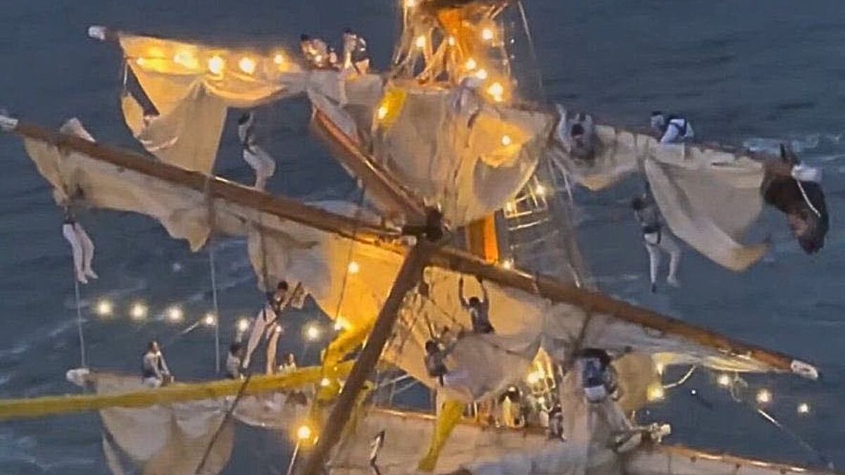 Así iban colgados los marinos al chocar buque en Brooklyn; dos muertos y más de 20 heridos