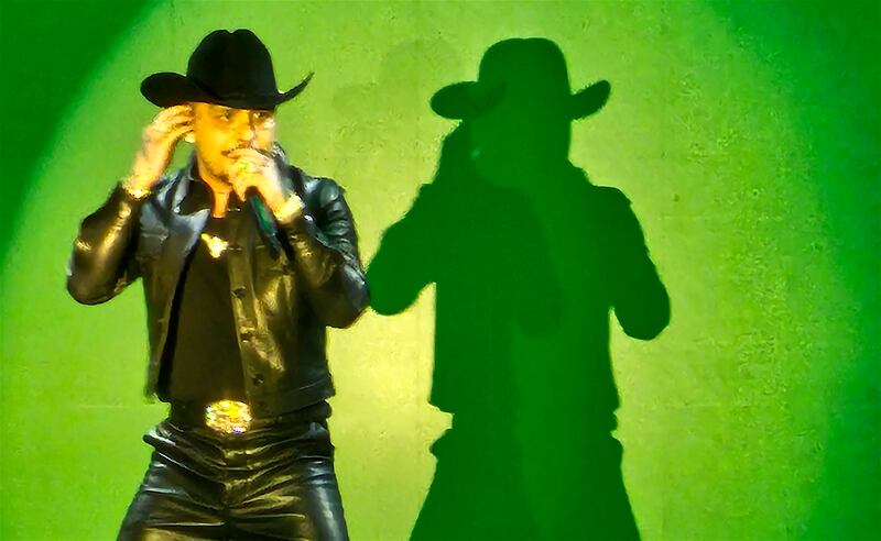 El cantante se presentó en las Fiestas de Octubre de Guadalajara.