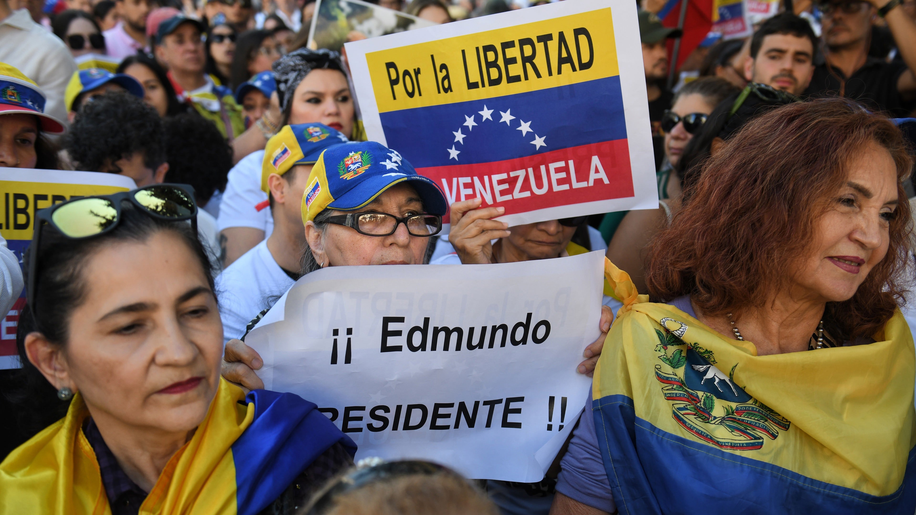 Decenas de personas durante una concentración frente al Congreso de los Diputados para reivindicar a Edmundo González presidente electo de Venezuela, a 10 de septiembre de 2024, en Madrid (España). La opositora venezolana María Corina Machado ha convo