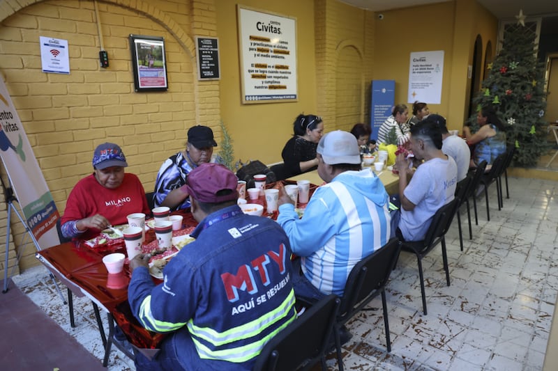 Los trabajadores que mantienen la limpieza en la Alameda disfrutaron de la tradicional comida navideña.