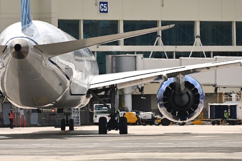 Aerolínea implementa el uso obligatorio de audífonos durante vuelos para evitar altavoces