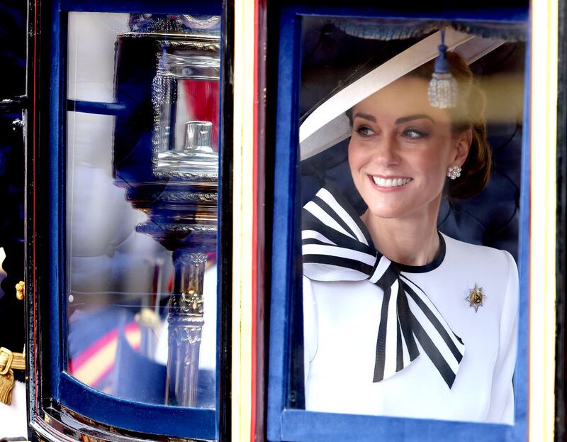 La princesa de Gales reapareció públicamente luego de haber anunciado que había sido diagnosticada con cáncer, incorporándose a las actividades que se llevaron a cabo este sábado 15 de junio como parte de la ceremonia del ‘Trooping The Clour’.