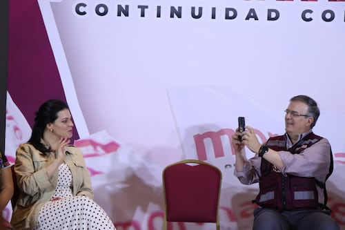 #PolíticaConfidencial: En plena tormenta política, Ebrard recibe respaldo en casa: “yo sí creo en él”… y lo presume en redes