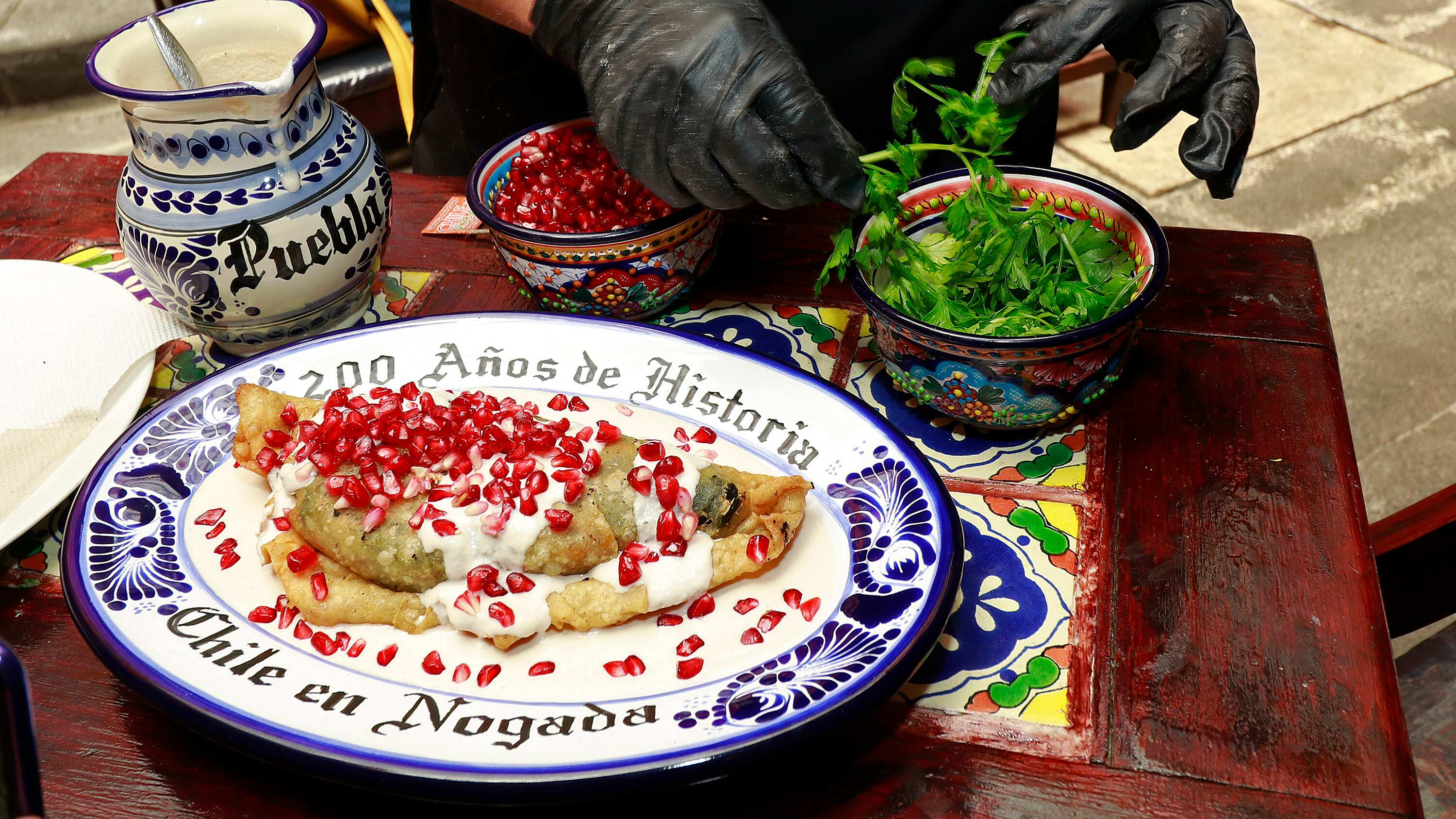 El Molote en Nogada llega como novedad durante la temporada gastronómica, creado a partir del tradicional platillo de chile