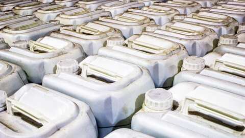 Empelados de mensajería intoxicados por extraño líquido de bidones en Culiacán.