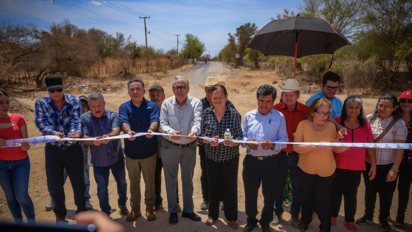 Rubén Rocha Moya inaugura carretera que conecta a dos comunidades en Mocorito, Sinaloa