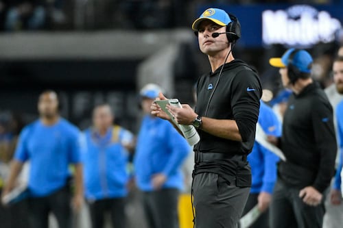 Chargers despiden a su entrenador tras humillante derrota