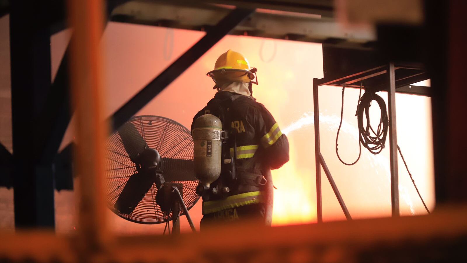 El fuego inició en un horno industrial y se expandió por unas láminas de policarbonato.