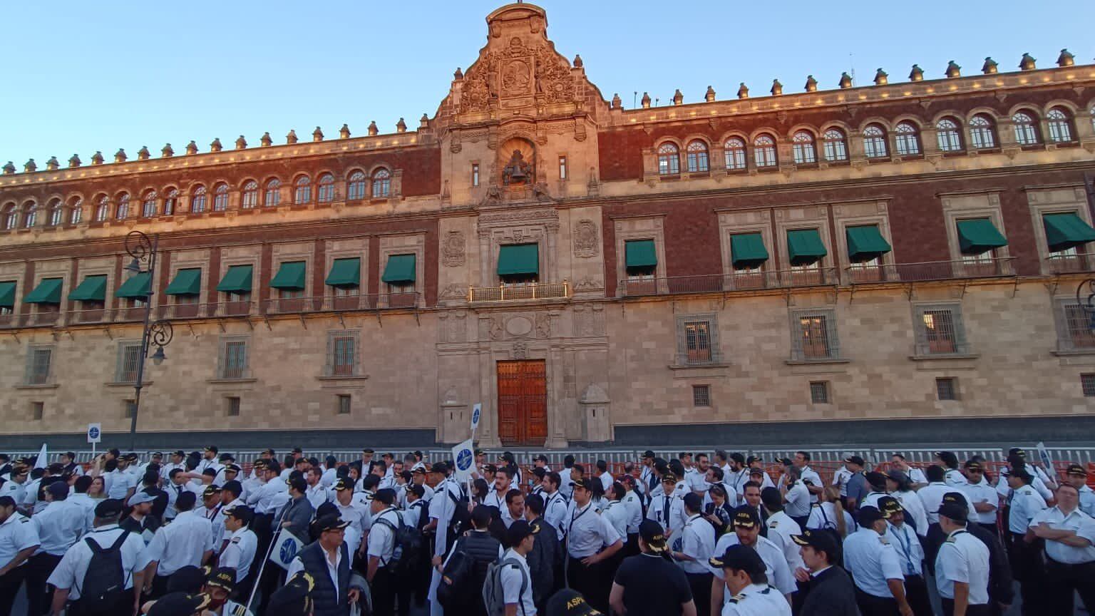 Pilotos protestan frente a Palacio Nacional contra cabotaje