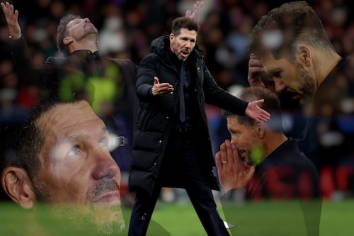 ¿Y eso? Filtran video de auxiliar del Cholo Simeone escupiendo a fan de Liverpool
