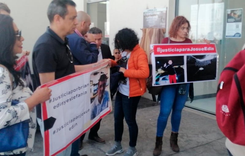 Deudos de los jóvenes fallecidos se manifestaron en el juzgado, exigían que el responsable no fuera dejado en libertad.