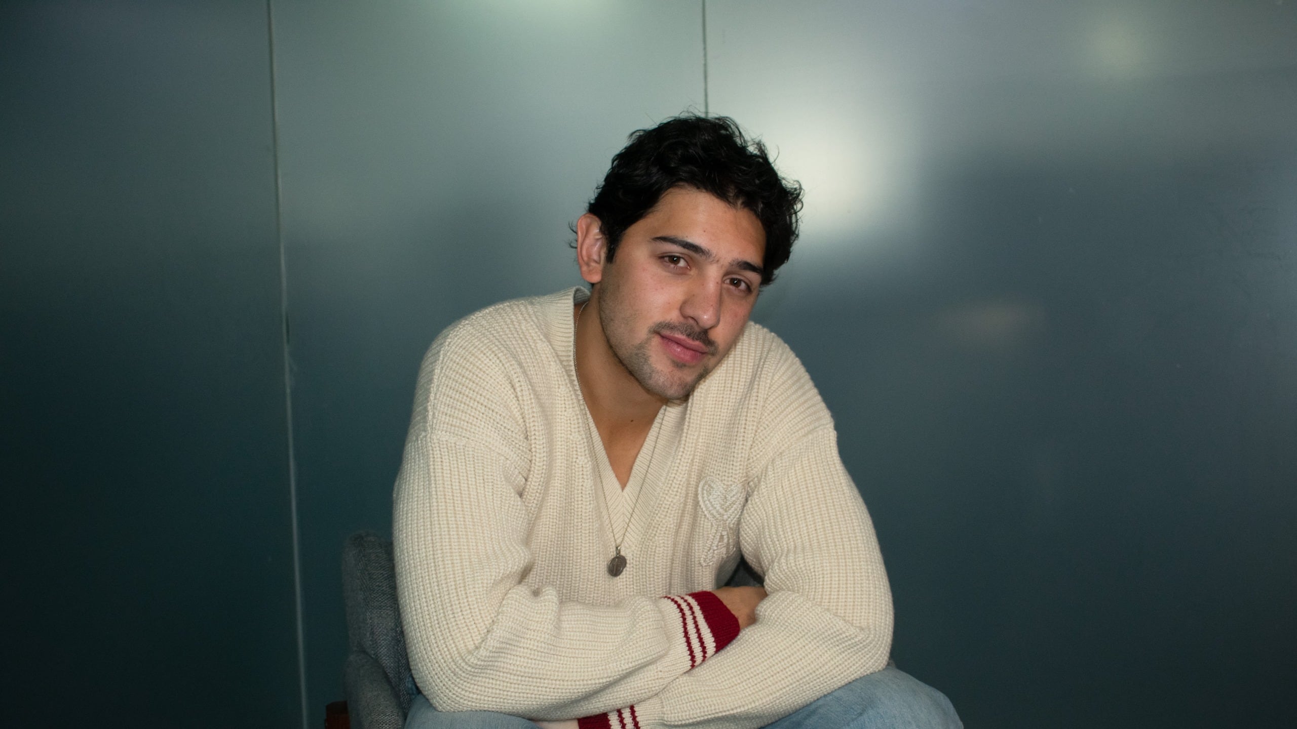 Tony Mils expresa su lado más vulnerable a través de “Buenos Aires”