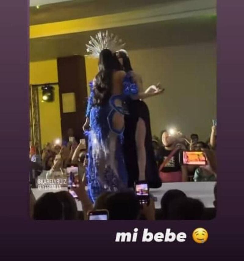 Karely Ruiz se besa con otra mujer durante evento de modelaje