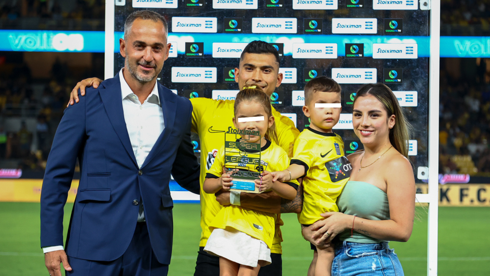 Orbelín Pineda recibió el galardón junto a su familia.