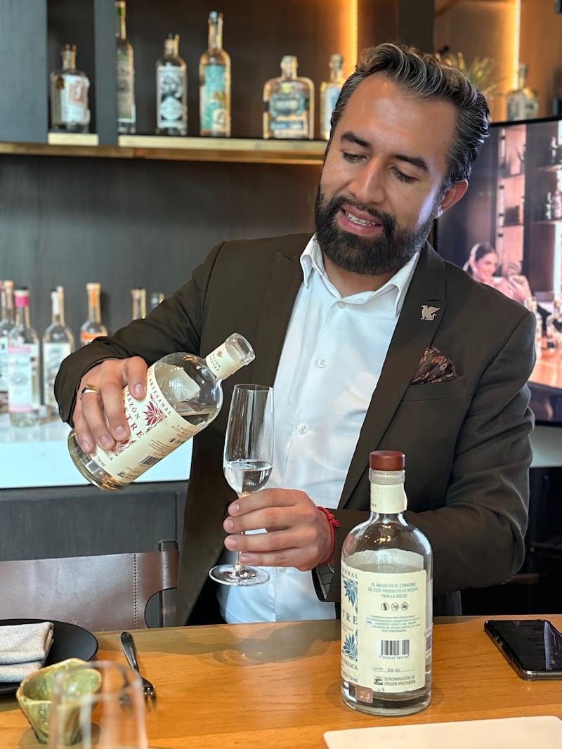 Tahona Mezcal Room es un espacio que te llevará por un viaje que no olvidarás, donde cada sorbo y platillo tiene una historia que contar