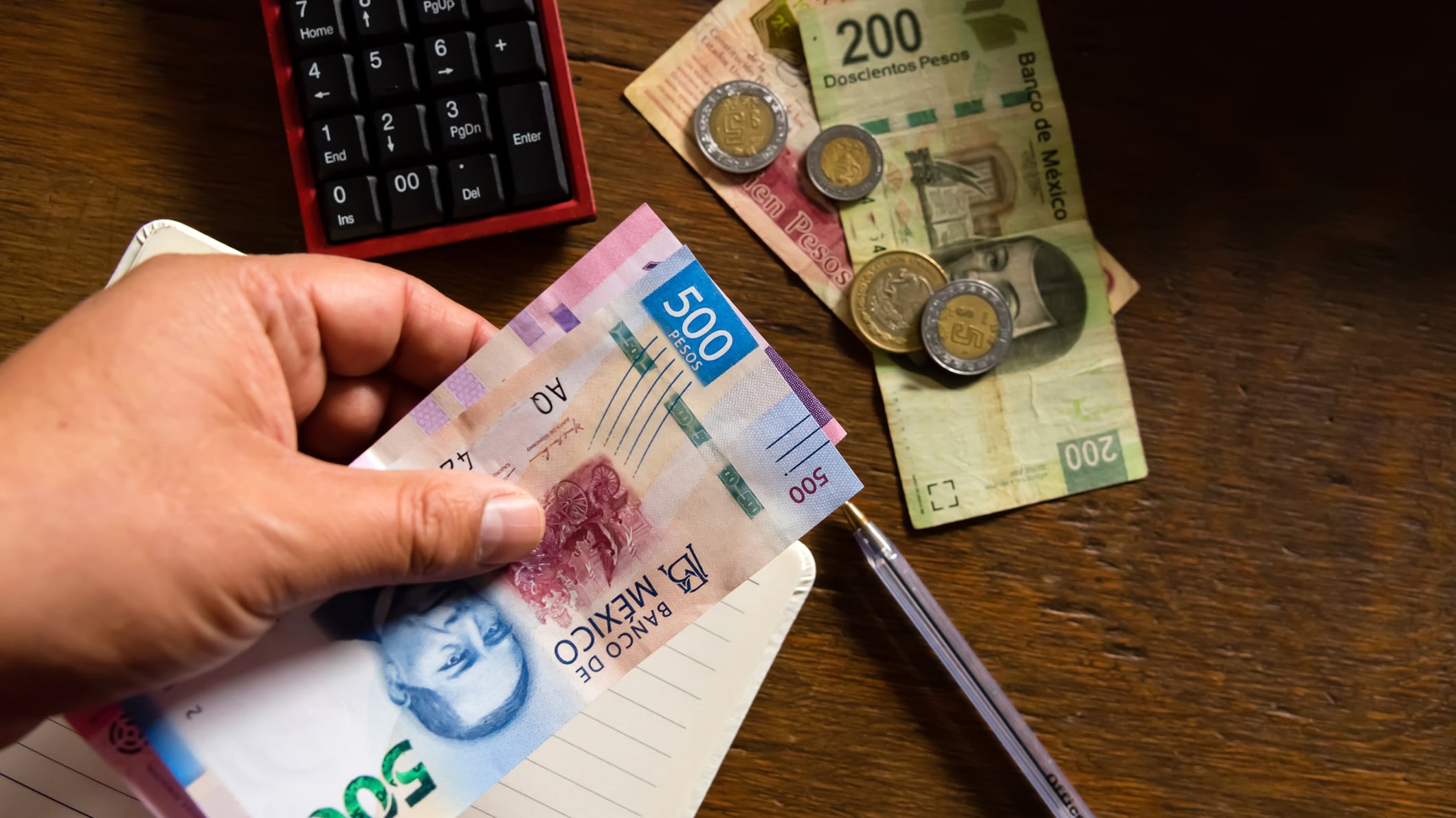 Recuerda dividir los gastos de tu salario en una libreta o plantilla de internet.