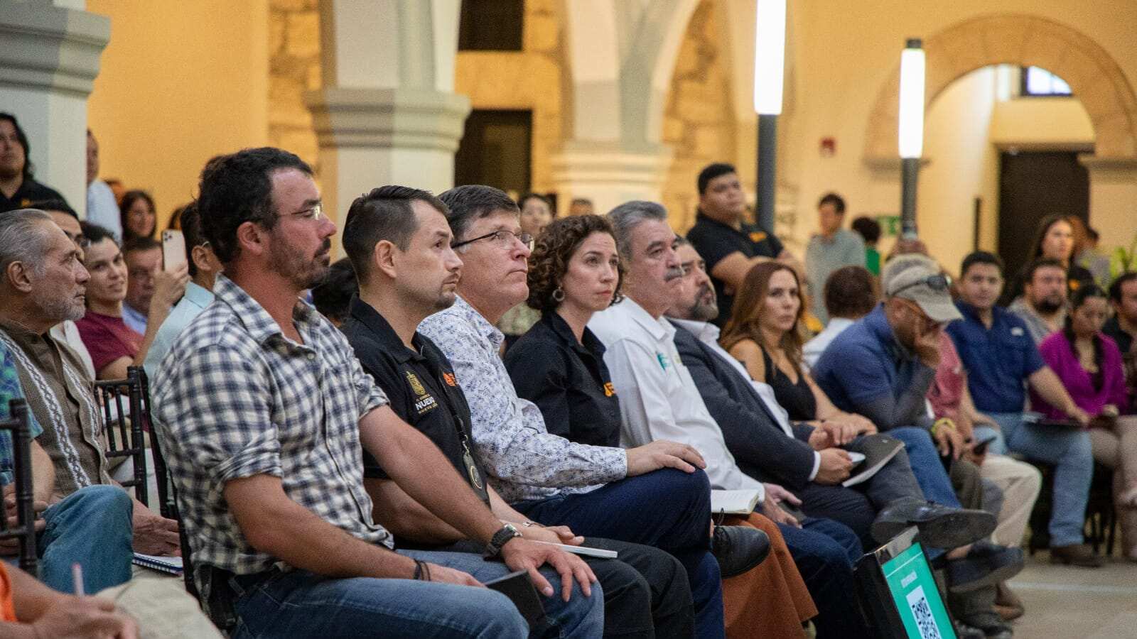 Los funcionarios estatales escucharon cada una de las propuestas de los participantes.