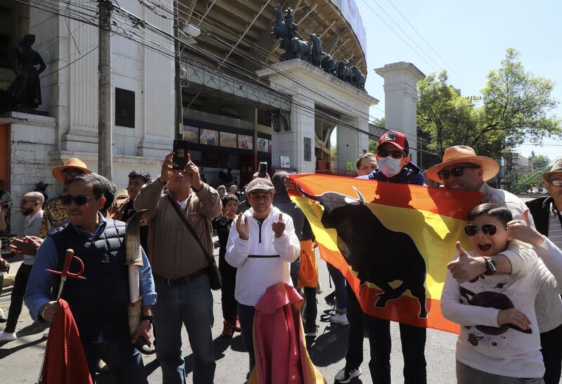 Aficionados y trabajadores de la Plaza de Toros México se reunieron a las afueras de este inmueble para recabar firmas en defensa de la llamada fiesta brava y de sus fuente de trabajo.