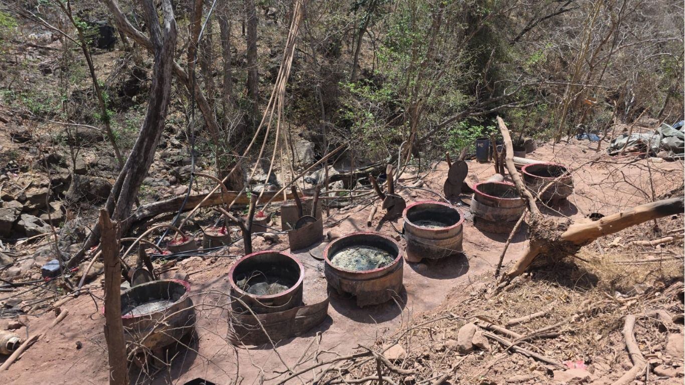 Decomisan más de 4 toneladas de metanfetamina en Sinaloa; destruyen tres laboratorios clandestinos