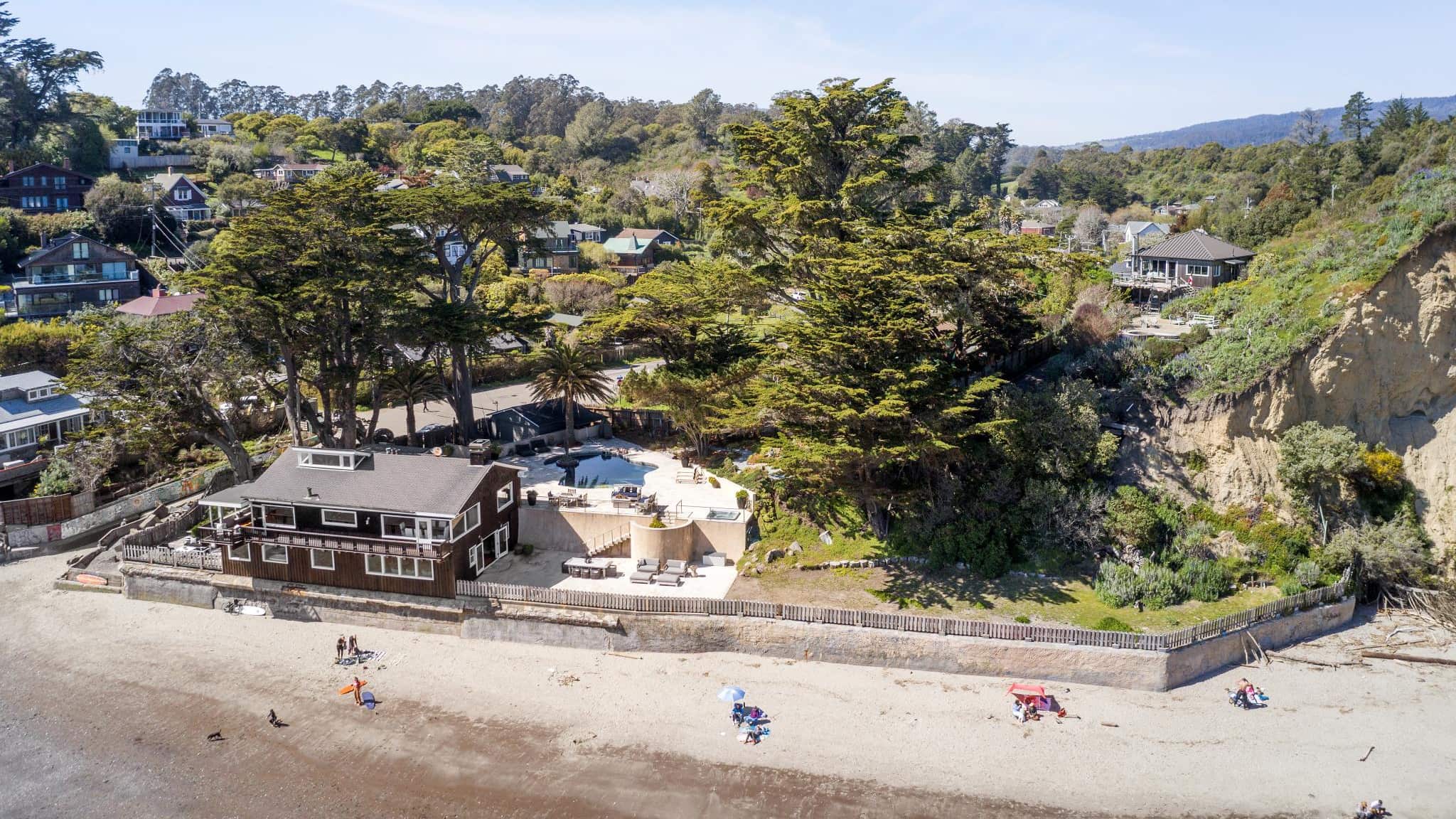 La casa de playa de Grace Slick, una cantante famosa de la época de los 60 y 70, puso a la venta a esta propiedad por casi 13 millones de dólares ¿Te interesa?