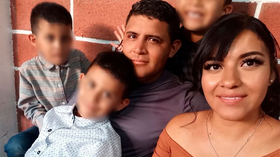 La esposa del minero guanajuatense hace un llamado a las autoridades para que no detengan los trabajos de búsqueda.