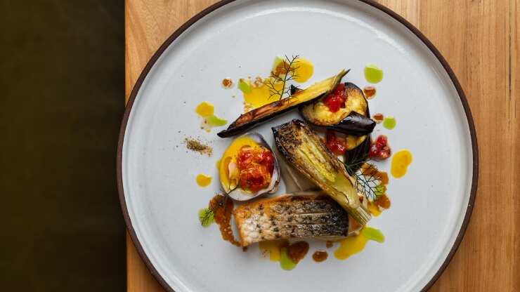 El proyecto destaca por su compromiso con la agricultura regenerativa, el manejo responsable de residuos, la colaboración con productores locales y sabores de la alta cocina