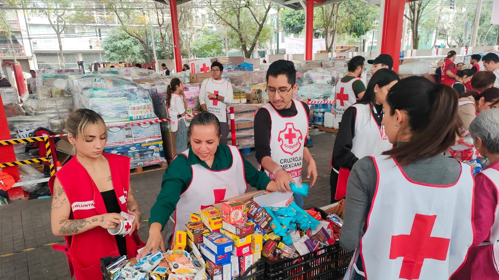 A través de la organización World Central Kitchen, el chef español José Andrés y el mexicano, Lalo Palazuelos llevan comida a las comunidades devastadas por el huracán Otis