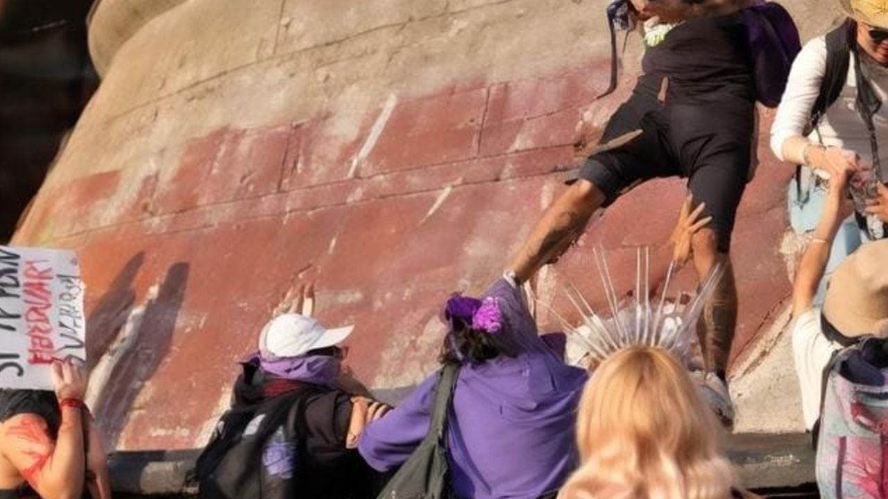 Una mujer fue pateada por un fotógrafo durante la marcha del 8M en Querétaro