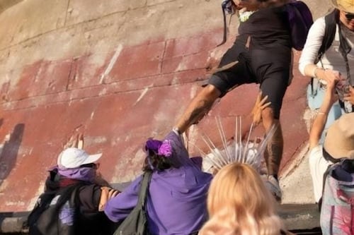 Video: Fotógrafo en el ojo del huracán por patear a mujer en plena marcha del 8M