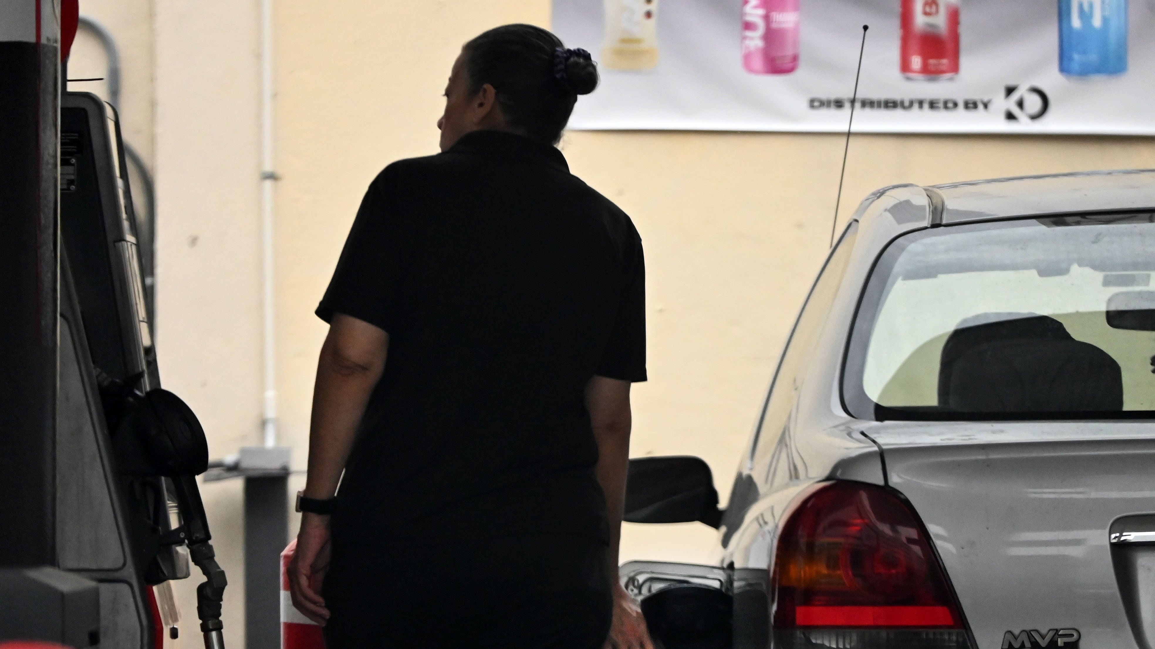 echando gasolina