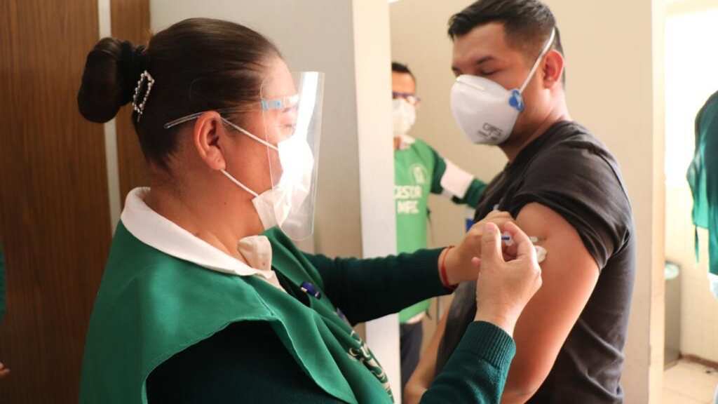 Las únicas contraindicaciones son alergia grave a componentes de la vacuna y tener síntomas de covid.