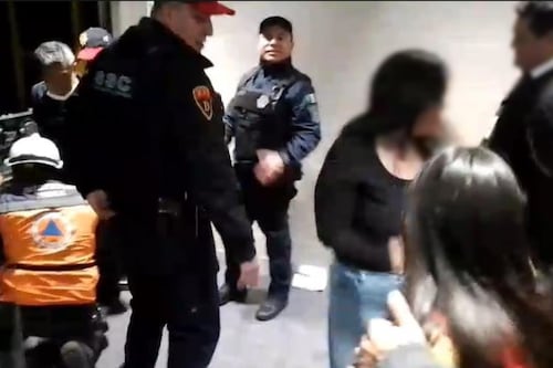 Rescatan a seis personas atrapadas en un elevador de centro comercial en Benito Juárez