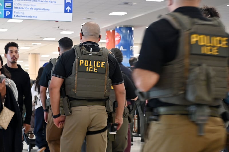 Filas de viajeros en el aeropuerto LMM.  Aeropuerto Luis Muñoz Marin