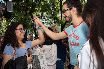 Morat reparte Publimetro en calles de CDMX