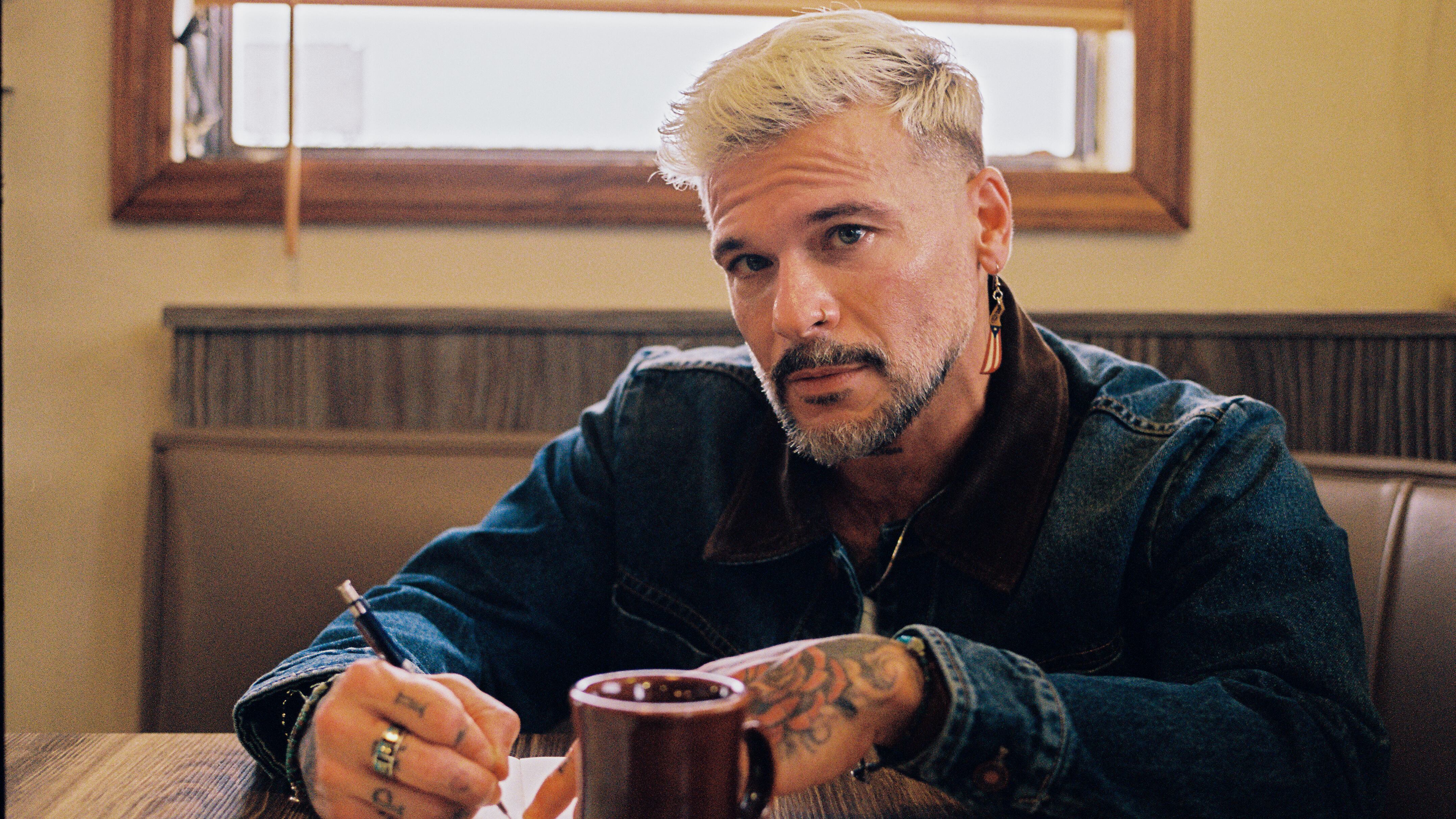 El cantante estrena disco.