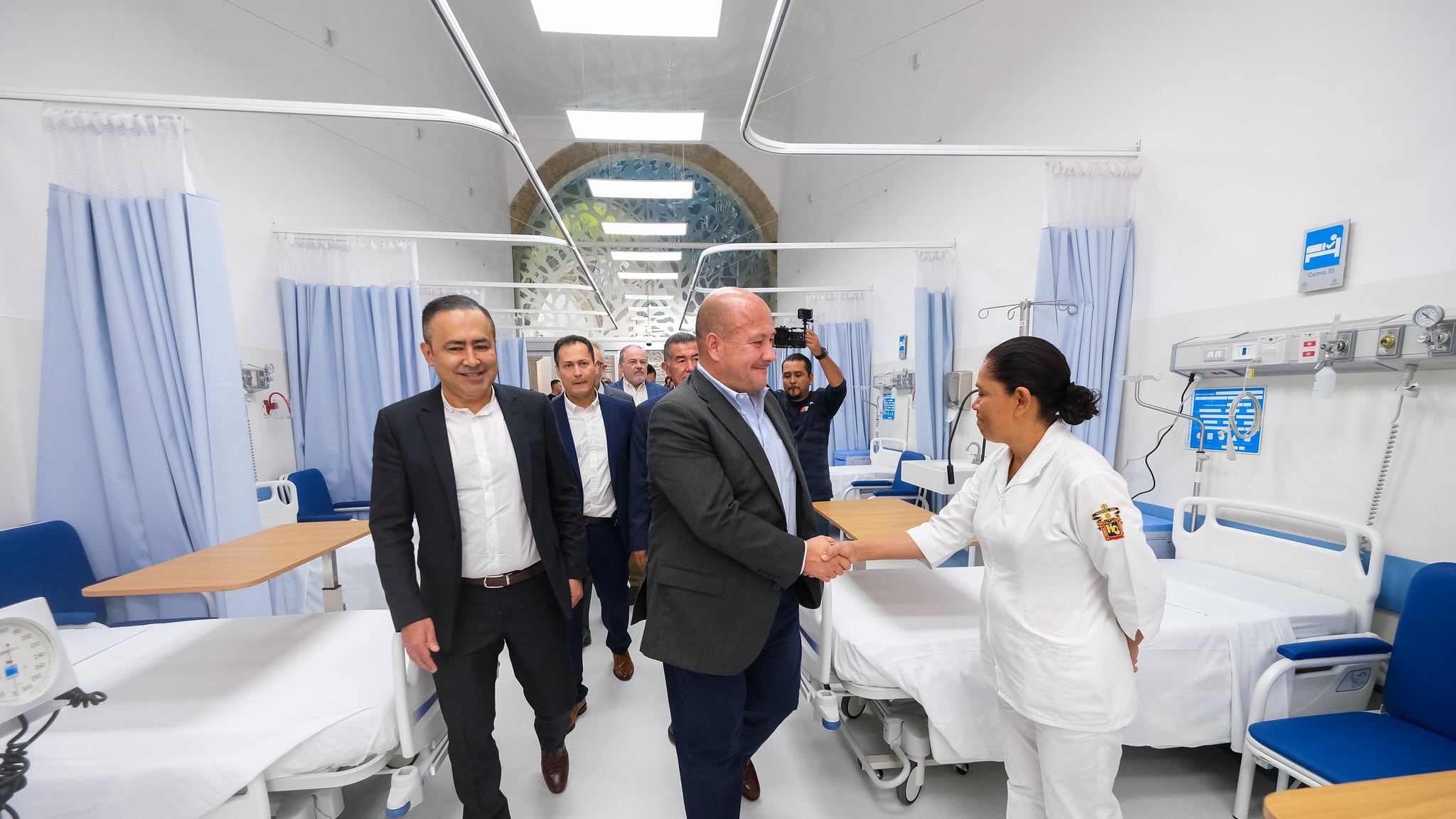 Con una inversión estatal de 930 millones de pesos, el Gobierno de Jalisco, entregó 10 obras de rehabilitación y construcción en el Antiguo Hospital Civil “Fray Antonio Alcalde”, transformando el legado de Alcalde, integrando tecnología, hospitalización renovada (iluminada y funcional); también con nuevas áreas, para una mejor atención en consultas y de alta especialidad.