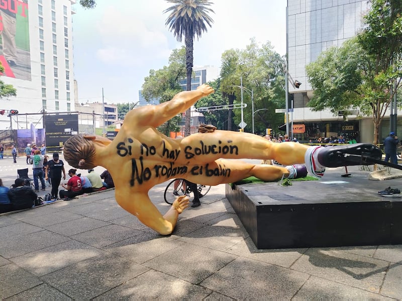La protesta magisterial escaló del bloqueo de vialidades a acciones contra una exposición del Mundial
