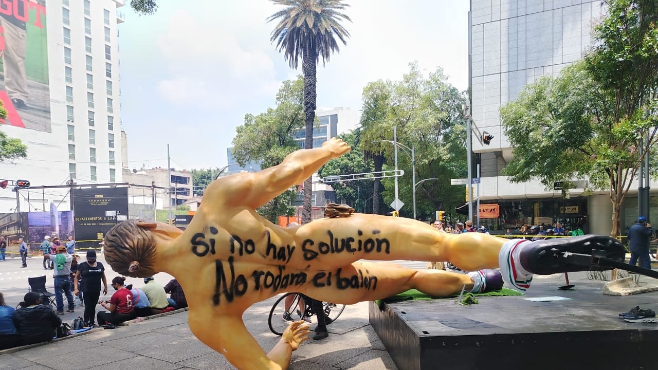 La protesta magisterial escaló del bloqueo de vialidades a acciones contra una exposición del Mundial