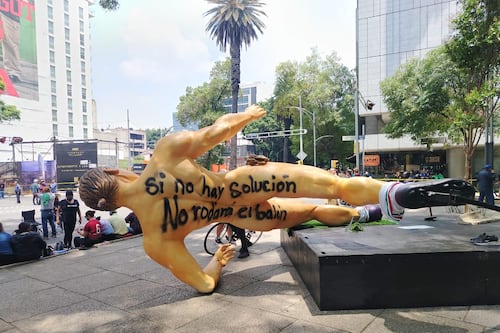 CNTE inicia boicot al Mundial 2026: queman balón monumental y destruyen expo en Reforma