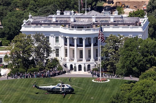 Trump convierte la Casa Blanca en ring de UFC para celebrar sus 80 años a lo grande