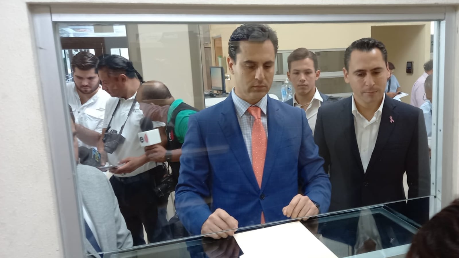 Jesús Horacio González estuvo acompañado de los diputados Luis Susarrey y Mauro Molano.